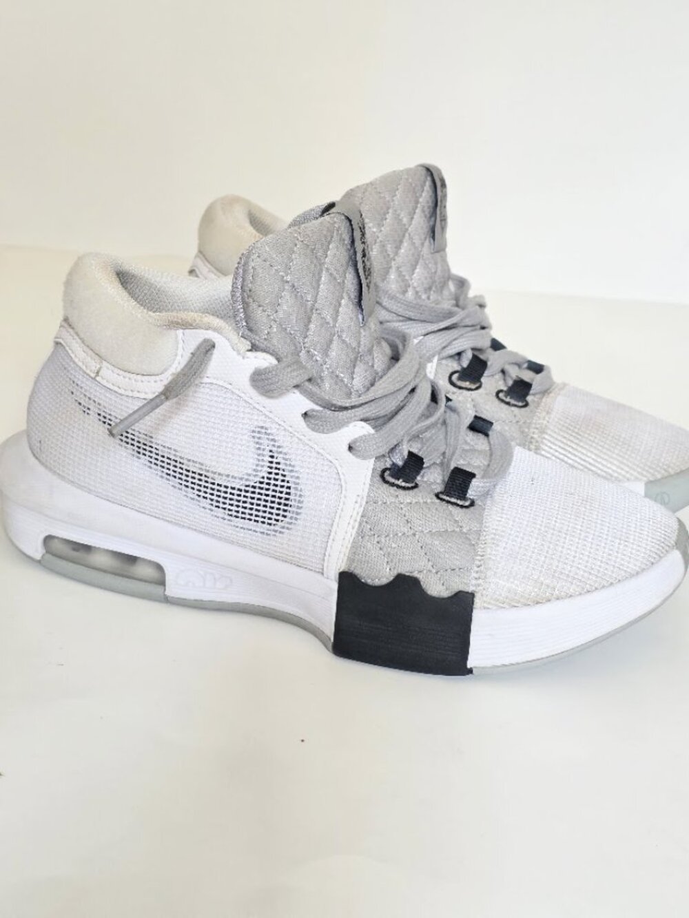 Nike LeBron Witness 8 Basketball Shoes - White/Grey/Black - Kids Size 6Y
